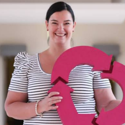 Larna Nurse Donation Specialist holding the DonateLife heart logo